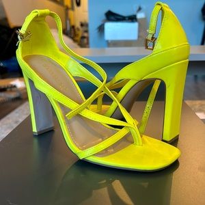 Yellow thong heeled sandal 7.5